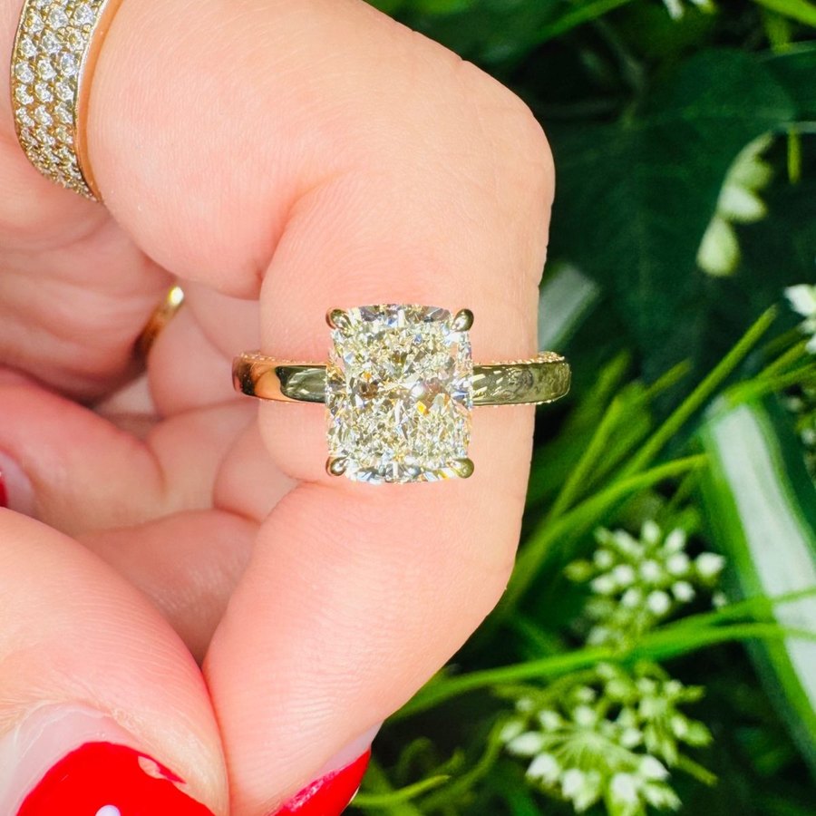 Radiant-cut diamond ring in yellow gold